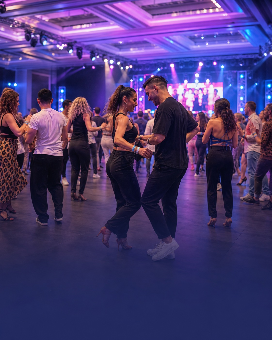 Festival de baile con escenario, luces y pista llena