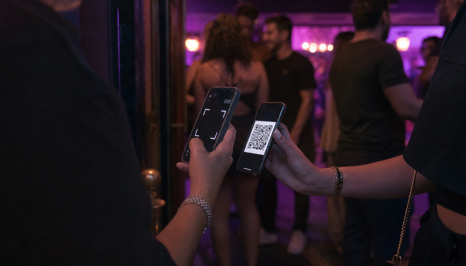 Check-in con QR en la puerta de un social de baile