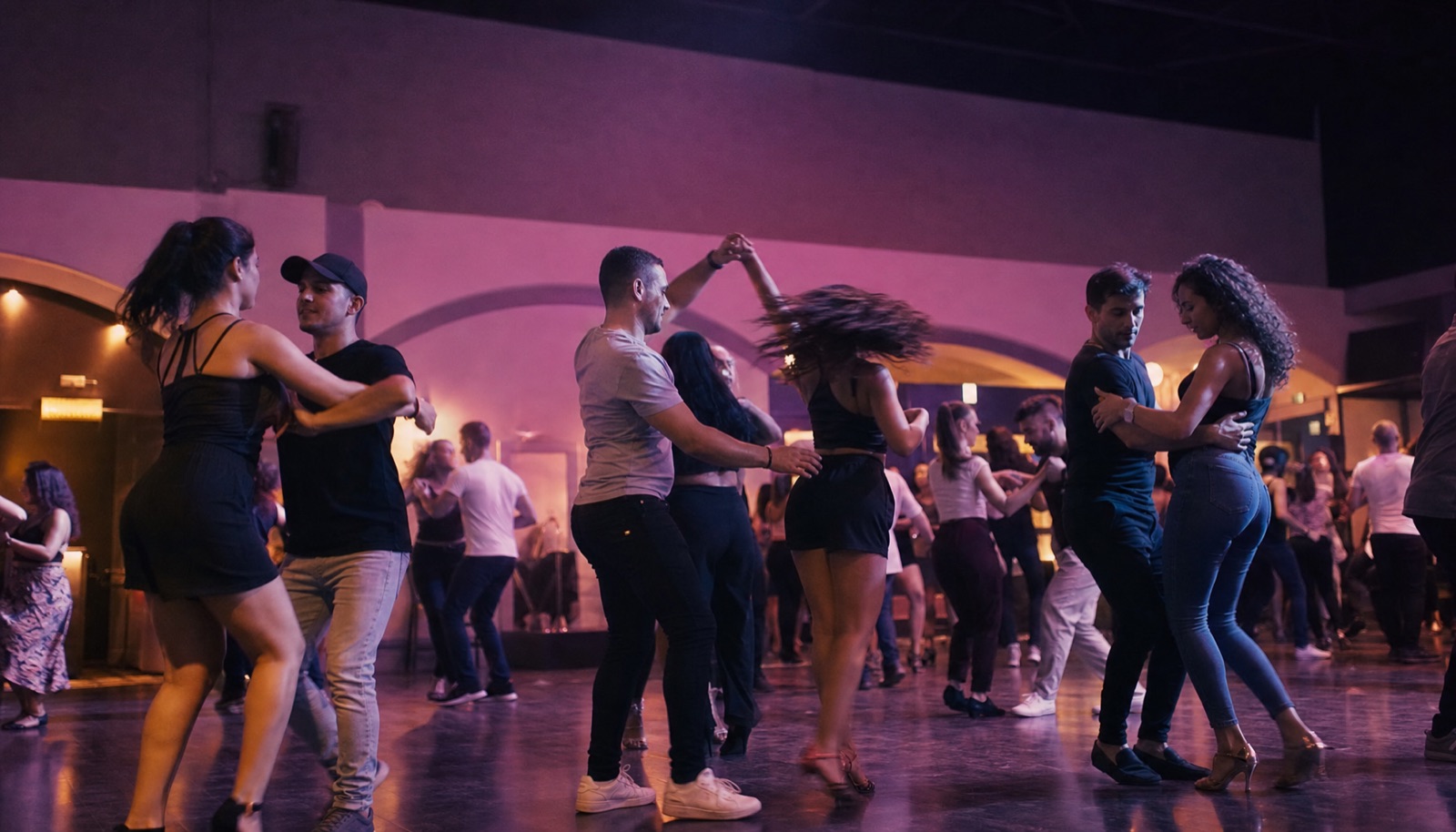 Pareja bailando bachata en un social de baile